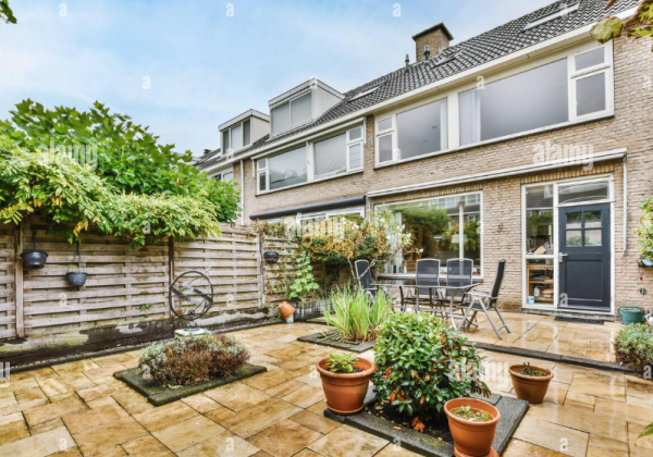 Teras Belakang dengan Pemandangan Taman yang Cantik